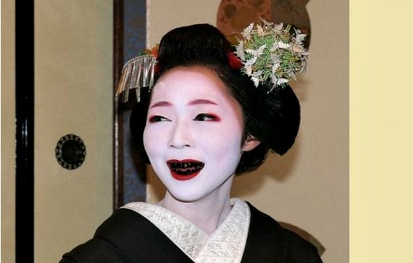 Geisha con denti neri